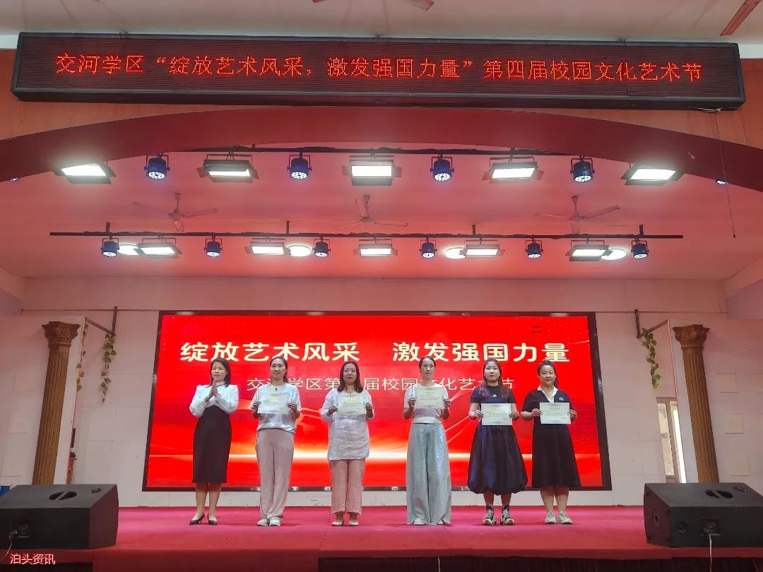 李校长颁奖.jpg