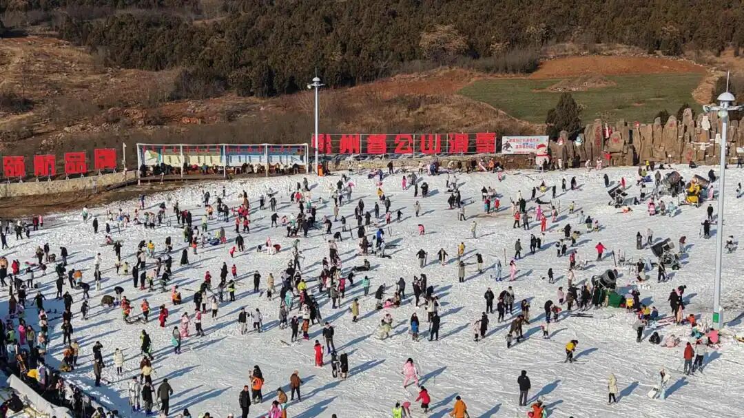 1.2 元旦假期第二日，贾汪督公山滑雪场迎来客流高峰 (2).jpg