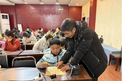 1.1 新沂市博物馆烙笔生辉 寻宝钟吾木板烙画体验活动 (1).png